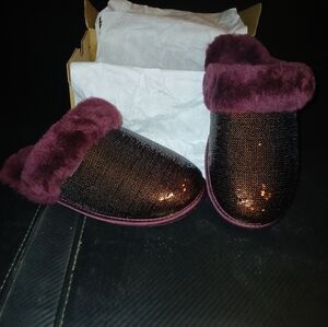 Brand new in box, UGG, size 6, maroon/burgundy.
